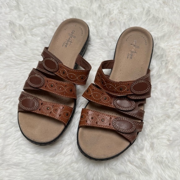 Clarks Brown Slide Sandals Size 7.5 - Picture 1 of 8